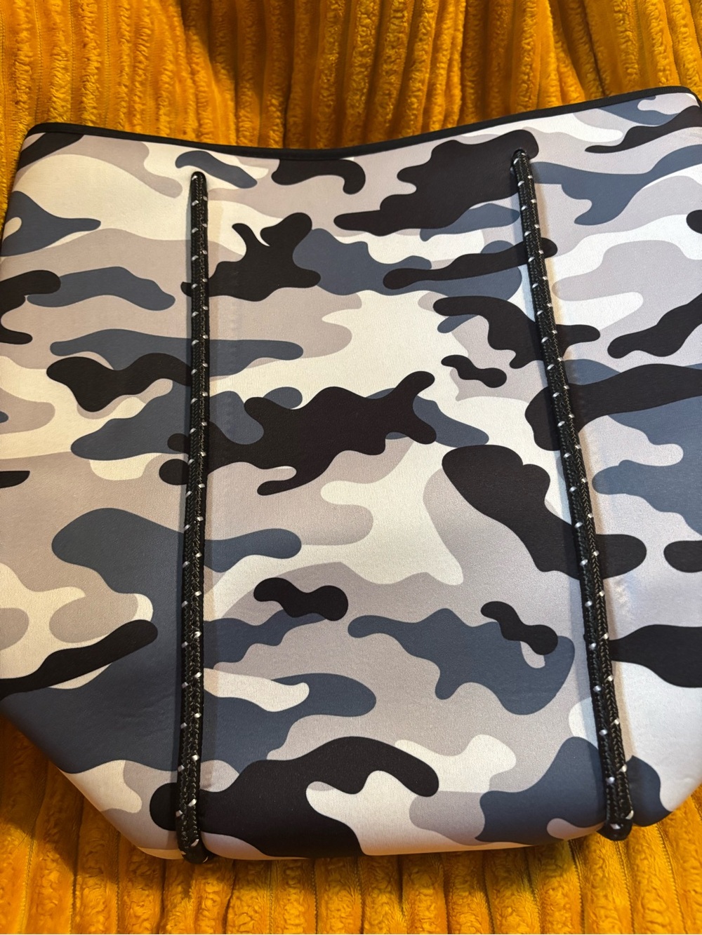 NWT ah•dorned Stylish Camouflage Tote and Pouch Set - Picture 7 of 12